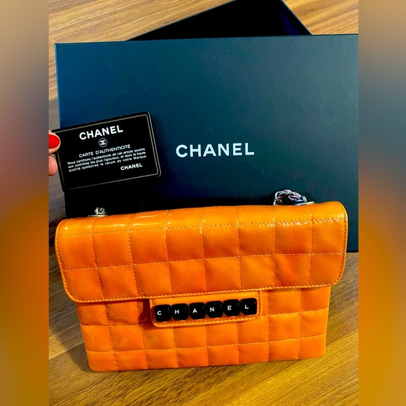 Chanel vintage unique patent leather clutch w/chain, pink and orange - Picture 6 of 15